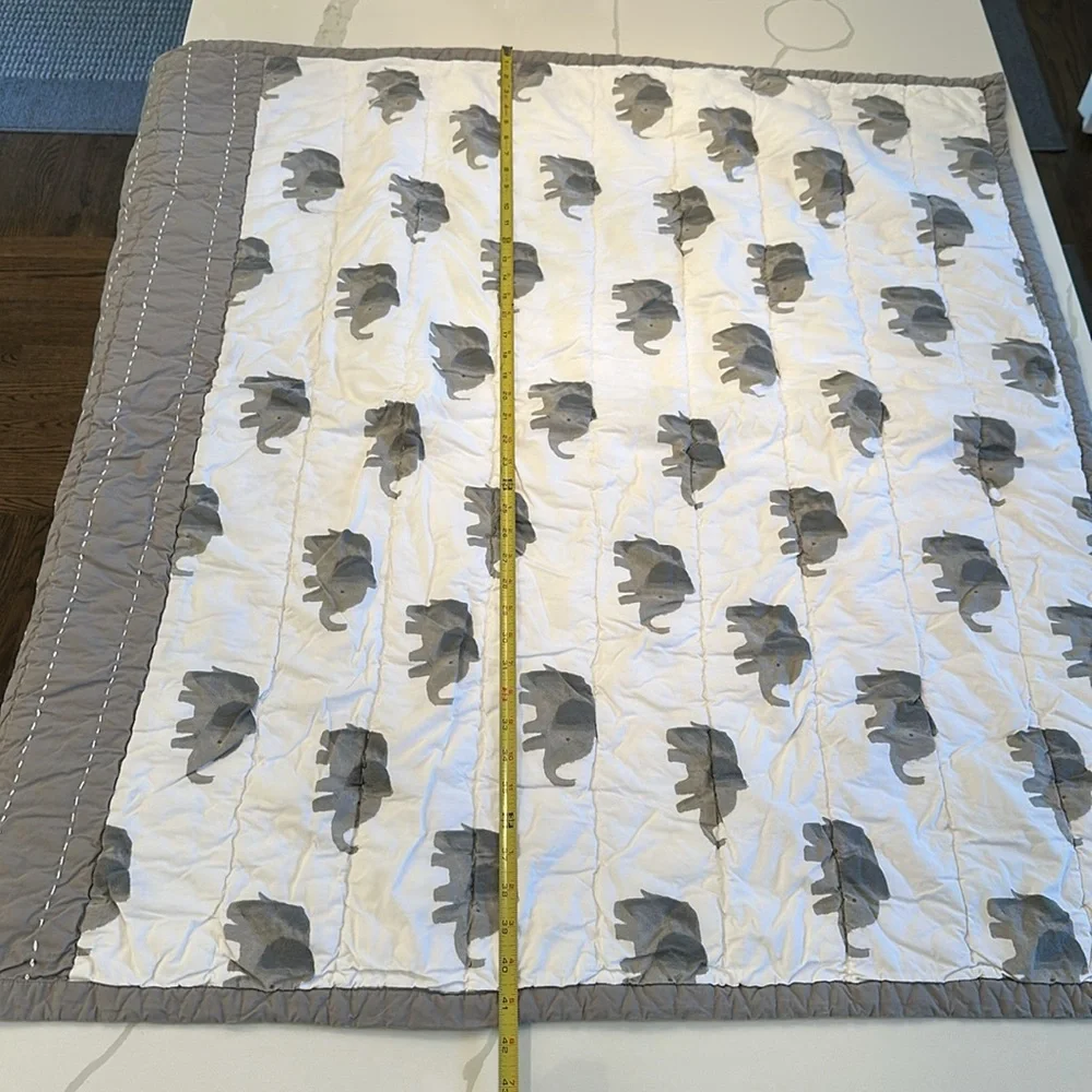 Crate & Barrel Kids elephant excursion organic cotton crib toddler quilt 🤍🐘🩶